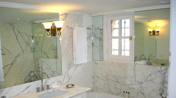 Le St Paul Hotel Room