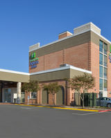 Holiday Inn Express & Suites Downtown