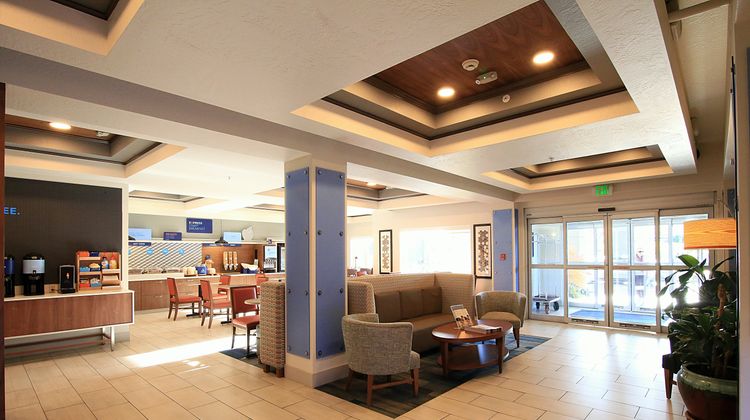 Holiday Inn Express & Suites Ashland Lobby