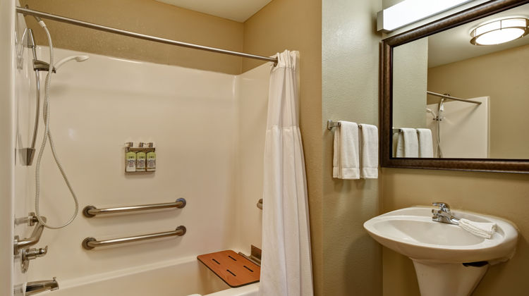 Staybridge Suites Grand Rapids Airport Room