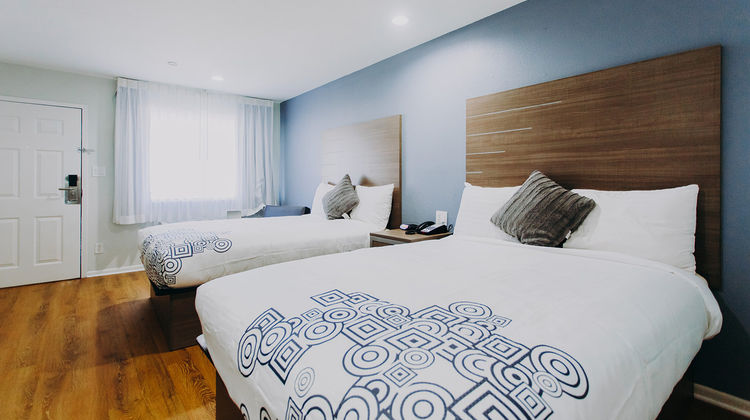 Scottish Inn & Suites Room