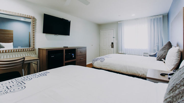 Scottish Inn & Suites Room