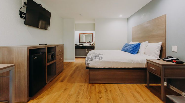 Scottish Inn & Suites Room