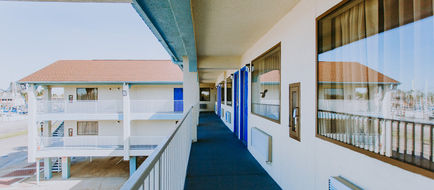 Scottish Inn & Suites Exterior