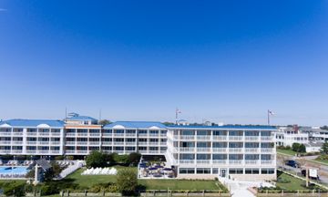 La Mer Beachfront Inn