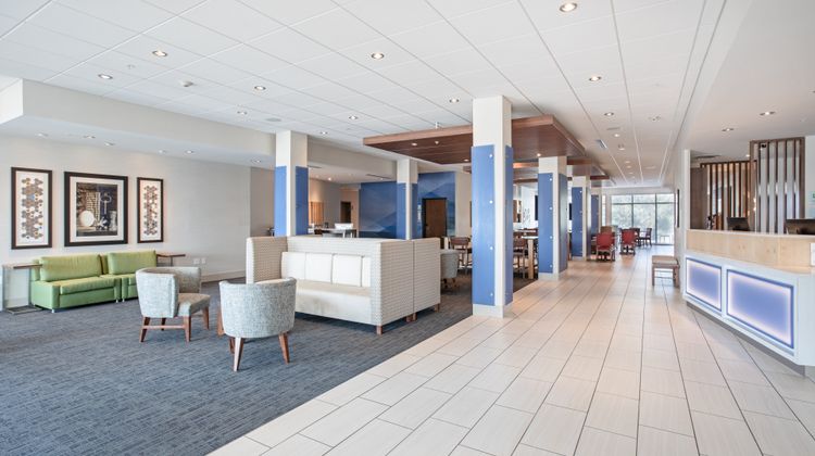 Holiday Inn Express & Suites Sterling Lobby