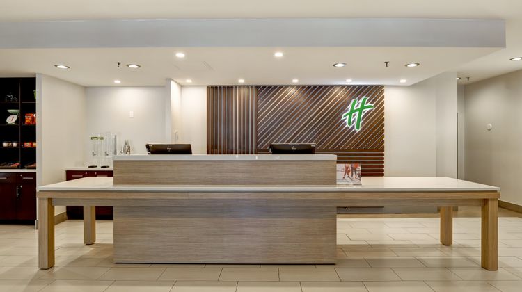 Holiday Inn Downtown Parliament Hill Lobby