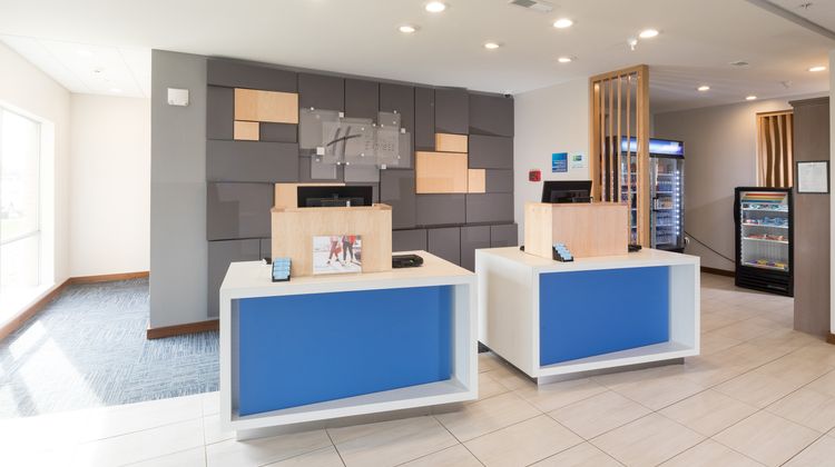 Holiday Inn Express & Suites Auburn Lobby