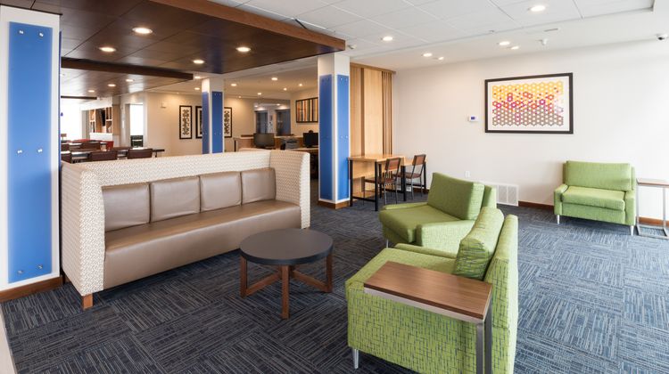Holiday Inn Express & Suites Auburn Lobby