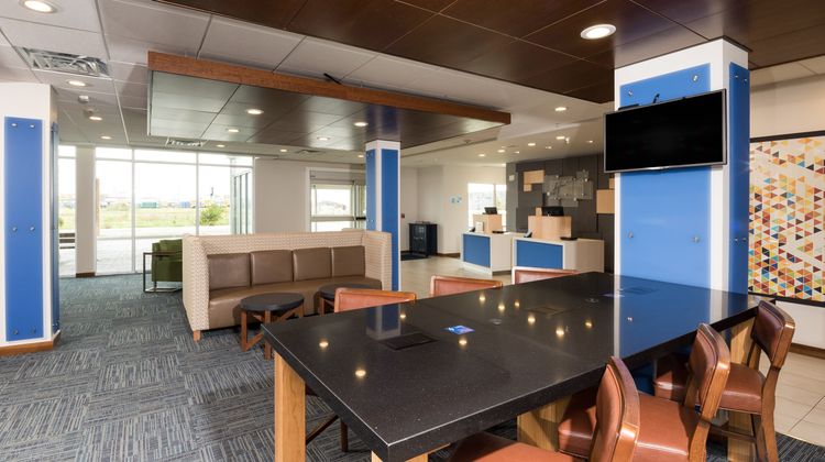 Holiday Inn Express & Suites Auburn Lobby