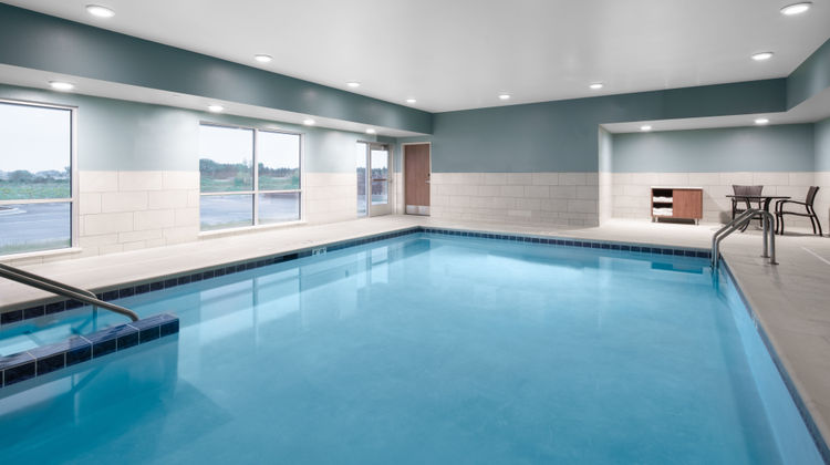 Holiday Inn Express & Suites Elkhorn Pool