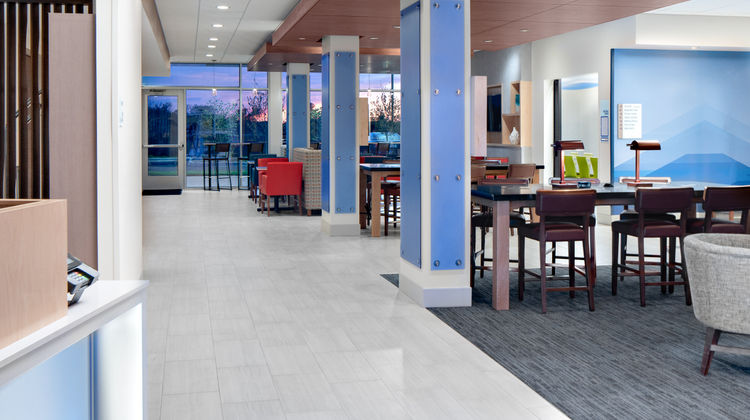 Holiday Inn Express & Suites Elkhorn Lobby