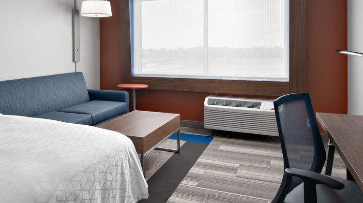Holiday Inn Express & Suites Elkhorn Room