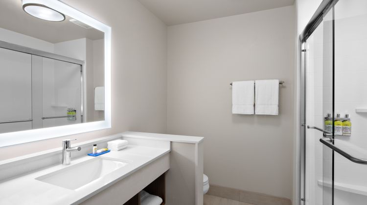 Holiday Inn Express & Suites Elkhorn Room