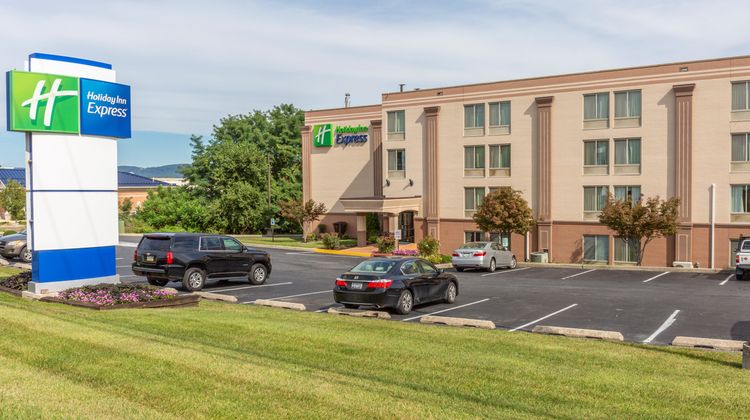 Holiday Inn Express Mechanicsburg Exterior
