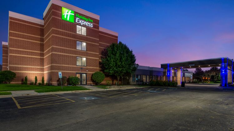 Holiday Inn Express Naperville Exterior