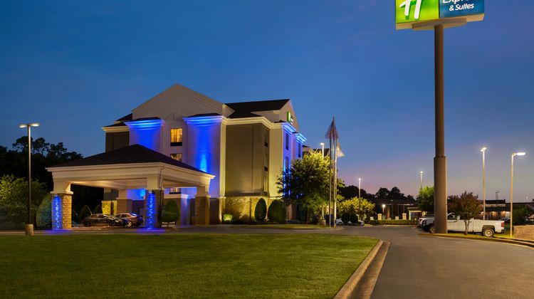 Holiday Inn Express Hotel & Suites Exterior