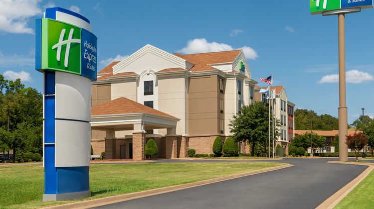 Holiday Inn Express Hotel & Suites Exterior