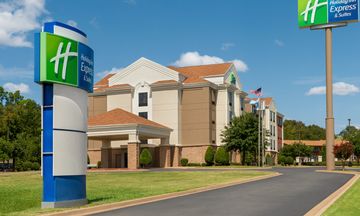 Holiday Inn Express Hotel & Suites