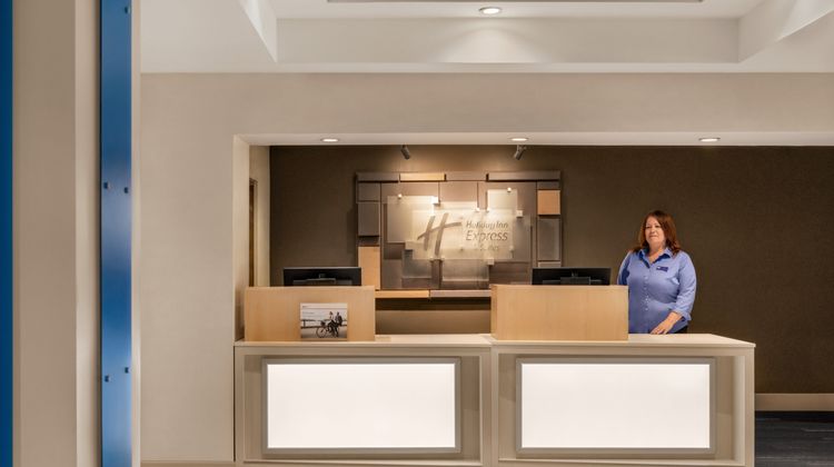Holiday Inn Express Hotel & Suites Lobby