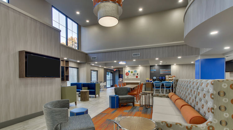 Holiday Inn Express Htl & Sts Perimeter Lobby