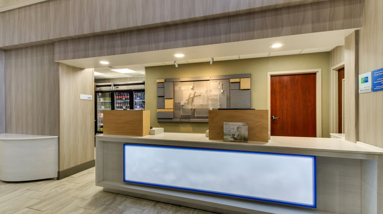 Holiday Inn Express Htl & Sts Perimeter Lobby