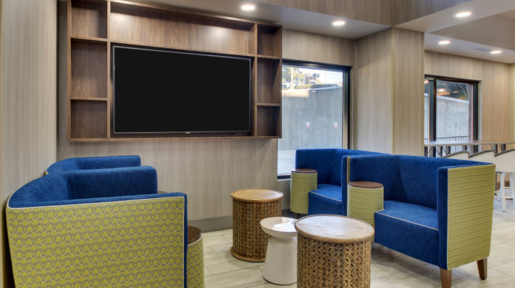 Holiday Inn Express Htl & Sts Perimeter Lobby