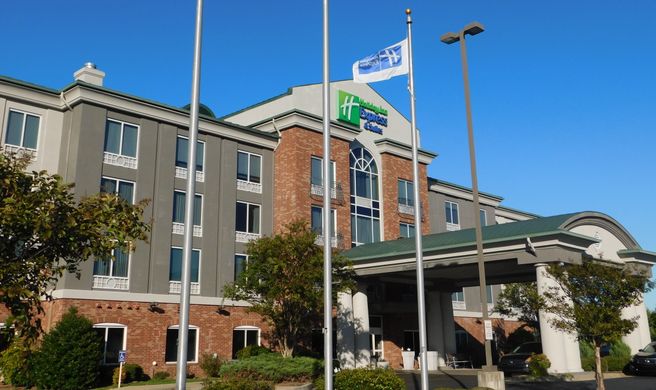 Holiday Inn Express Millington Exterior
