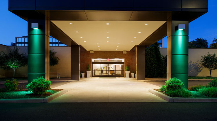 Holiday Inn Hotel & Suites Charleston W Exterior