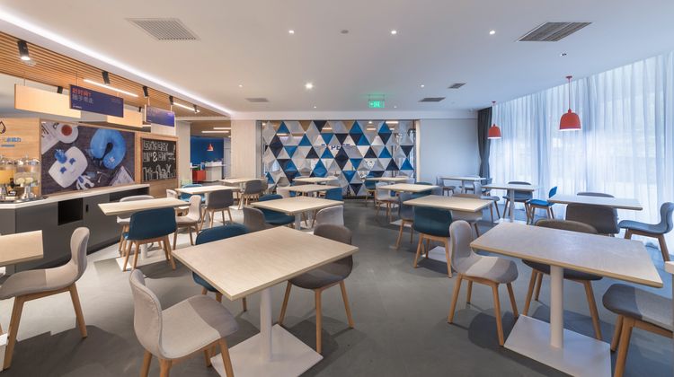 Holiday Inn Express Shijingshan Lakeview Restaurant