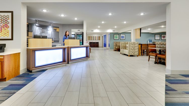 Holiday Inn Express & Suites Lobby