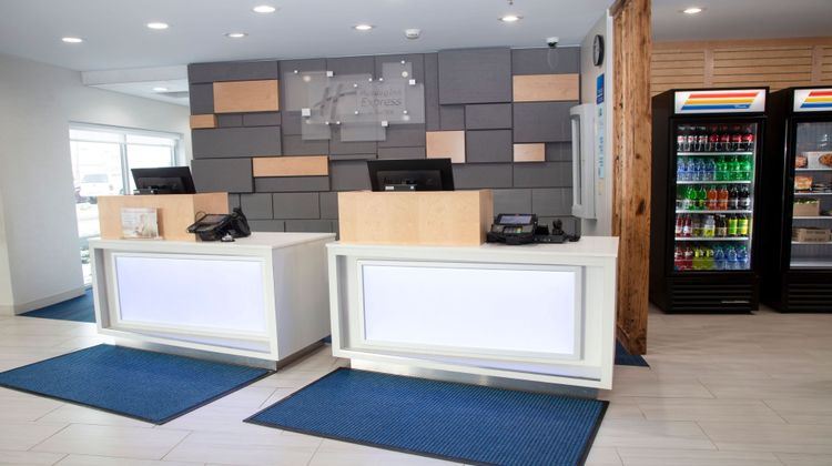 Holiday Inn Express & Suites Marion Lobby