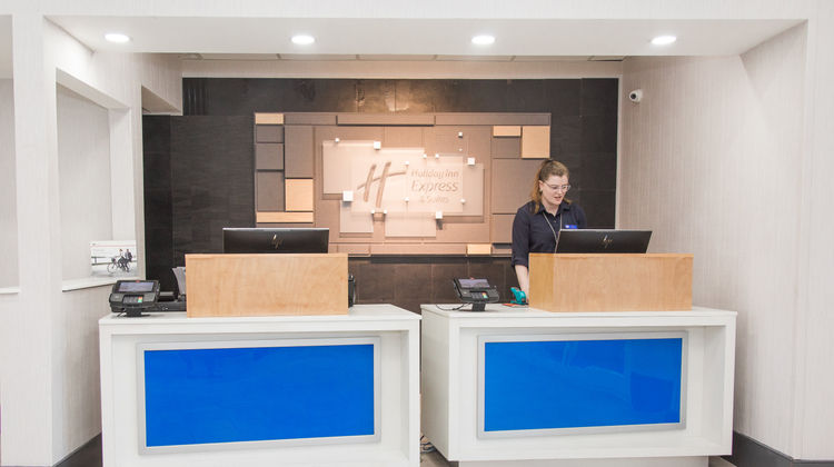 Holiday Inn Express Hotel & Suites Exterior