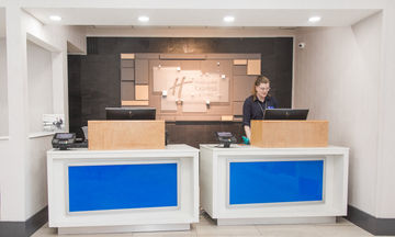Holiday Inn Express Hotel & Suites