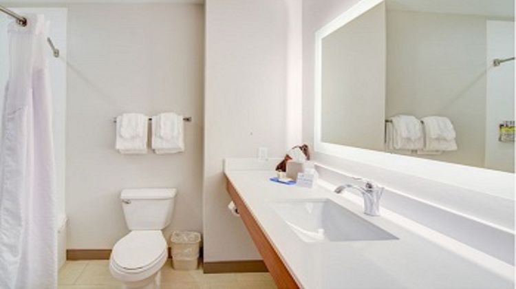 Holiday Inn Express & Suites Quincy I-10 Room