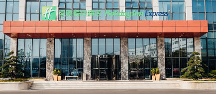 Holiday Inn Express CMC Exterior