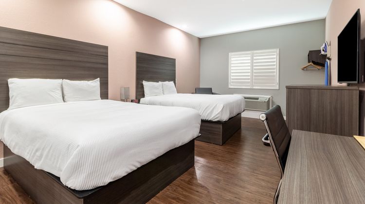 Scottish Inns and Suites Room