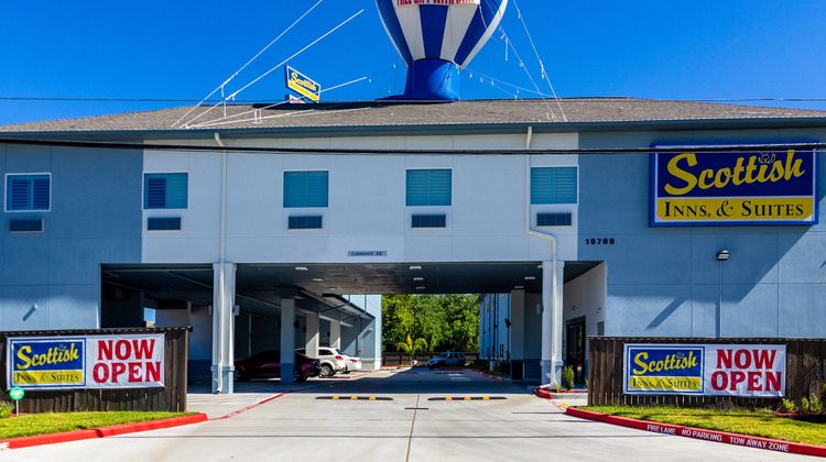 Scottish Inns and Suites Exterior