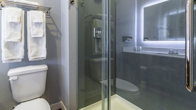 Scottish Inns and Suites Room