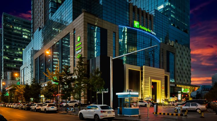 Holiday Inn Express North Station Exterior