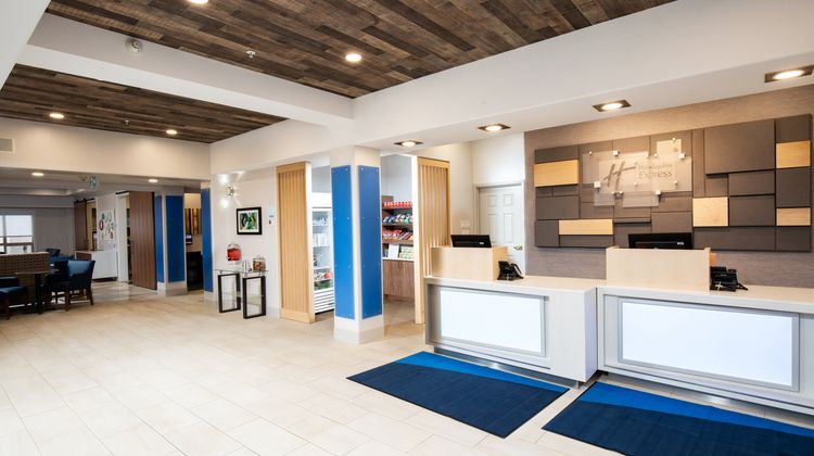 Holiday Inn Express Grande Prairie Lobby