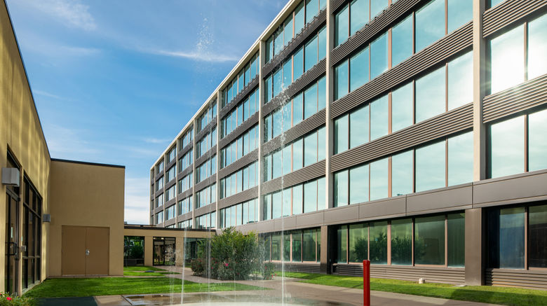 <b>Holiday Inn Hotel & Suites Charleston W Recreation</b>. Images powered by <a href="https://www.leonardoworldwide.com/" title="Leonardo Worldwide" target="_blank">Leonardo</a>.