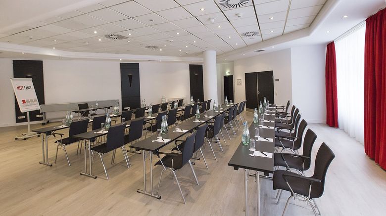 <b>DORMERO Hotel Dessau-Rosslau Meeting</b>. Images powered by <a href="https://www.leonardoworldwide.com/" title="Leonardo Worldwide" target="_blank">Leonardo</a>.
