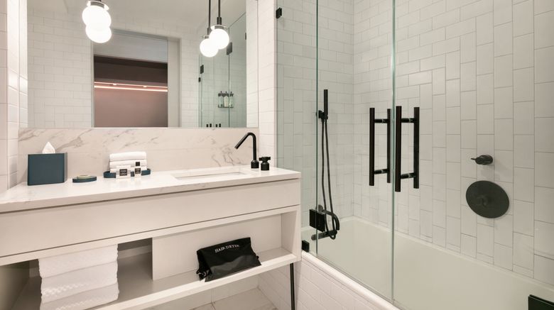 <b>Hotel Indigo Williamsburg Room</b>. Images powered by <a href="https://www.leonardoworldwide.com/" title="Leonardo Worldwide" target="_blank">Leonardo</a>.