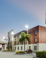 Holiday Inn Express Hotel & Suites
