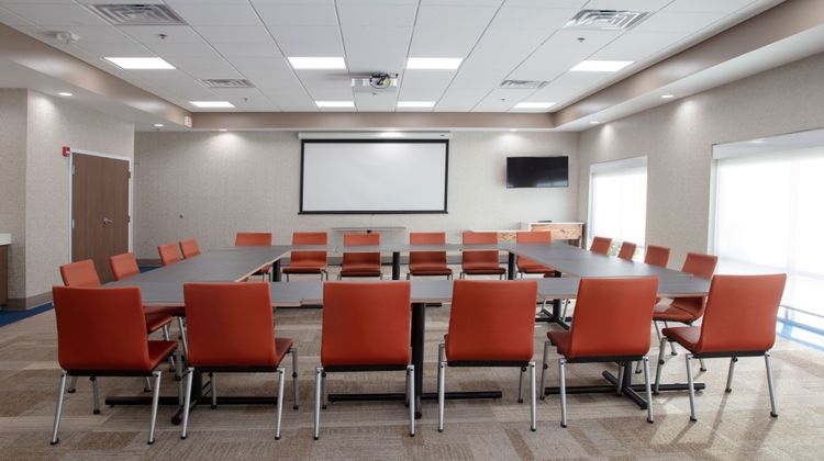 Holiday Inn Express & Suites Marion Meeting