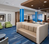 Holiday Inn Express & Suites Kingsland Lobby