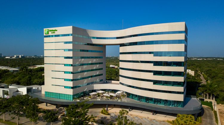 Holiday Inn & Suites Merida La Isla Exterior