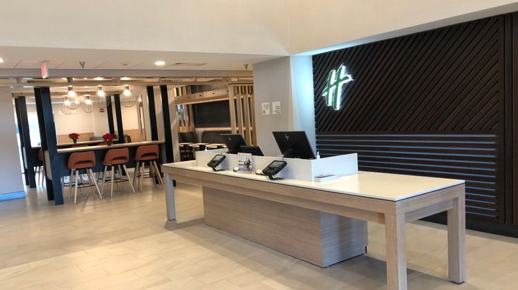 Holiday Inn Cleveland Lobby