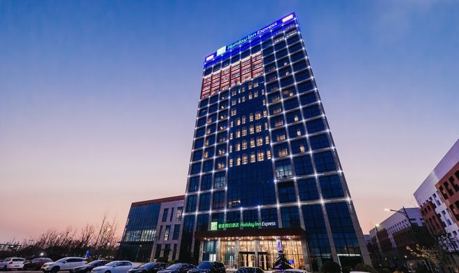 Holiday Inn Express CMC Exterior